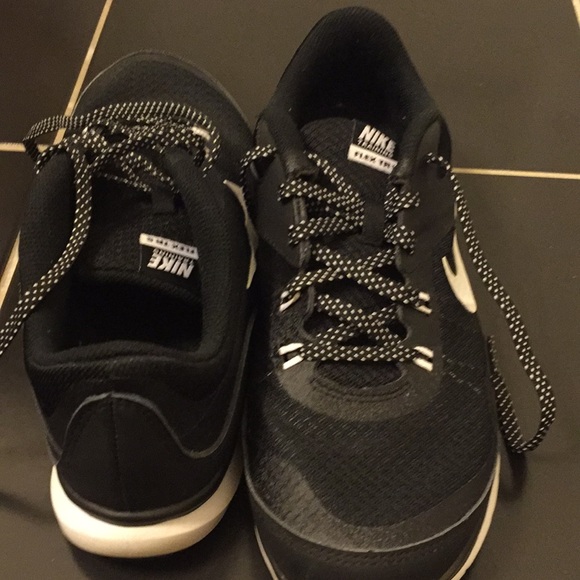 ✨HOST PICK✨🔥Nike Women's Flex TR5 Sneaker SALE!!🔥 - Picture 3 of 3